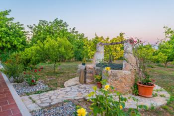 schönem Garten und gesichertem Brunnen