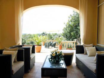 Überdachte Terrasse mit Sitzecke