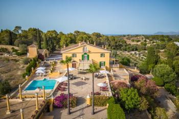 Umgebung der Villa mit Pool