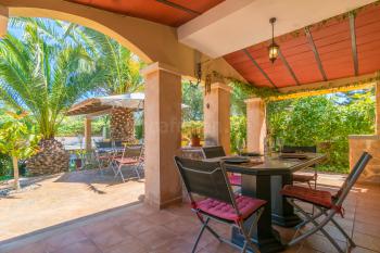 Überdachte Terrasse mit Blick zum Pool