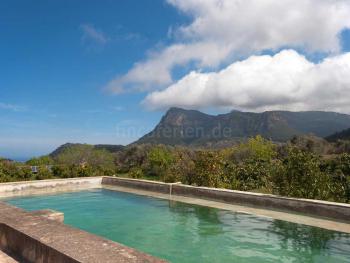 Finca mit Pool und Meerblick