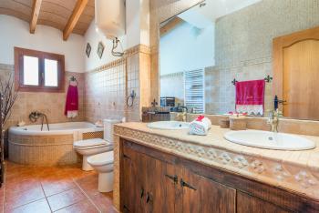 Badezimmer mit Jacuzzi