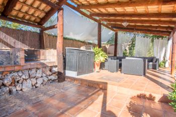 Überdachte Terrasse mit gemauertem Grill
