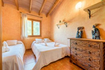 Schlafzimmer mit Doppelbett und Einzelbett