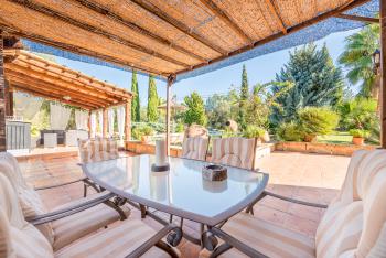 Überdachte Terrasse mit Blick in den Garten