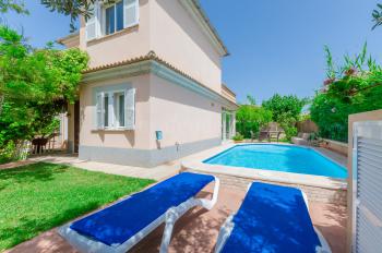 Strandnahes Ferienhaus mit Pool