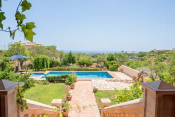 Ferienhaus mit Pool, Garten und Meerblick