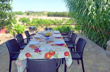 Überdachte Terrasse mit Panoramablick