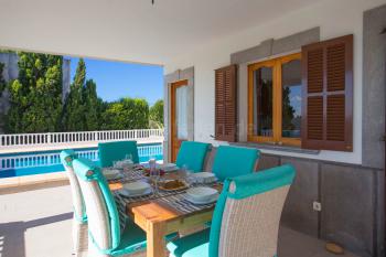 Terrasse mit Blick zum Pool