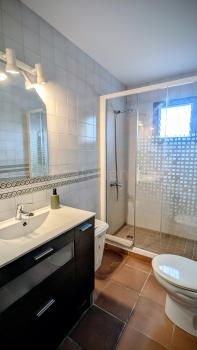 Modernes Badezimmer mit Dusche