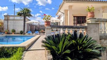 Ferienhaus mit Pool und Palmen