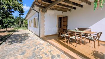 Frühstückstisch auf der Terrasse