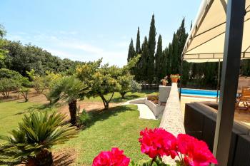 Terrasse mit Blick in den Garten,