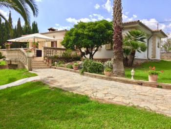 Ferienhaus mit Pool, Garten und Zentralheizung