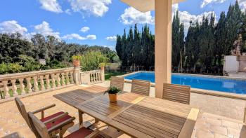 Möblierte, überdachte Terrasse