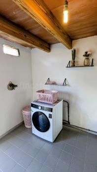 Waschküche mit Waschmaschine