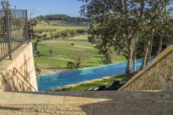 Treppe hinab zum Pool