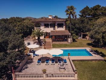 Pool und Poolterrasse