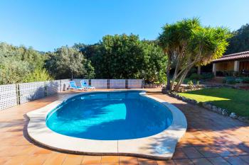 Pool, Sonnenterrasse und Garten