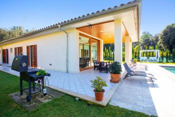 Überdachte Terrasse und Grillecke