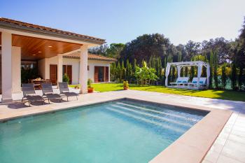 Ferienhaus mit Pool und Klimaanlage