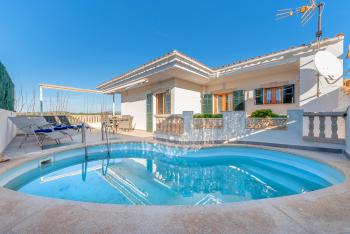 Strandnahes Ferienhaus mit Pool und Heizung