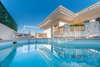 Strandnahes Ferienhaus mit Pool