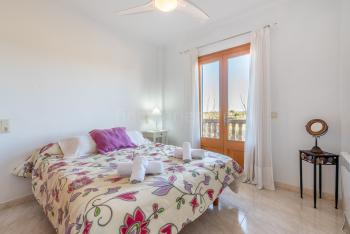 Schlafzimmer mit Balkonzugang