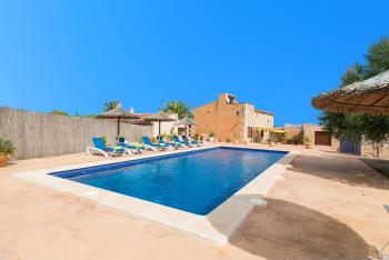 Relaxen am Pool im Urlaub auf Mallorca