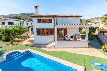 Strandnahes Ferienhaus mit privatem Pool