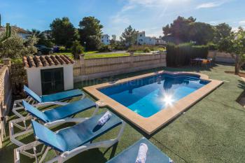 Relaxen auf den Sonnenliegen am Pool