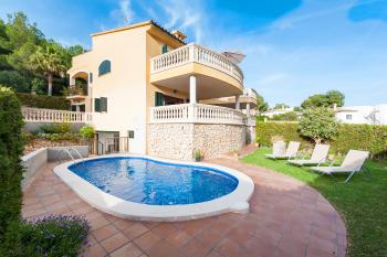 Ferienhaus mit Pool und Meerblick