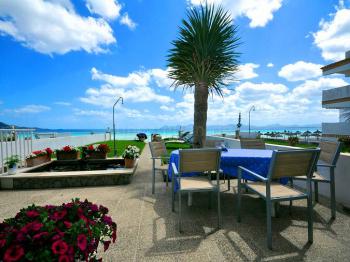 Terrasse mit kleinem Teich