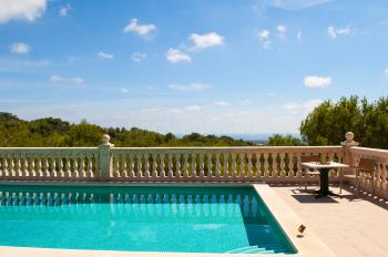 Relaxen am Pool und Panoramablick genießen