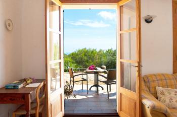 Wohnzimmer und Ausgang zur Terrasse