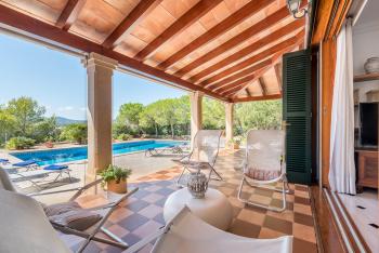 Überdachte Terrasse mit Blick zum Pool