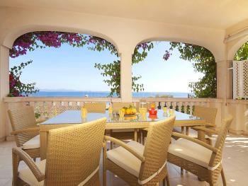 Überdachte Terrasse mit Essplatz