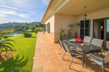 Überdachte Terrasse mit Blick zum Pool