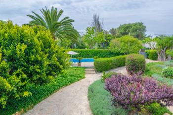 Gepflegter, privater Garten mit Pool