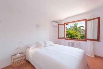 Großes Schlafzimmer mit Doppelbett