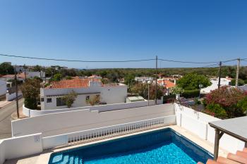 Strandnahes Ferienhaus mit Pool