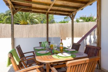 Überdachte Terrasse mit Essplatz