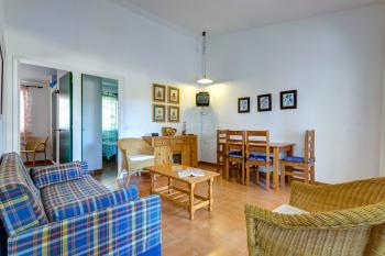 Wohnzimmer mit Essplatz und Sofa