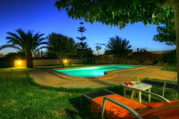 Strandnahes Ferienhaus mit Pool und Garten