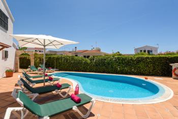 Privater Pool und Terrasse