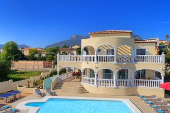 Strandnahe Villa für 10 Personen mit Pool