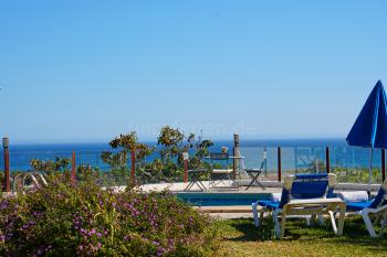 Garten und Pool mit Meerblick