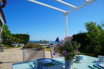 Terrasse mit Blick zum Pool und dem Meer