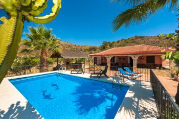 Finca mit Pool - kindersicher eingezäunt