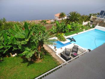 Apartment mit Pool und Meerblick